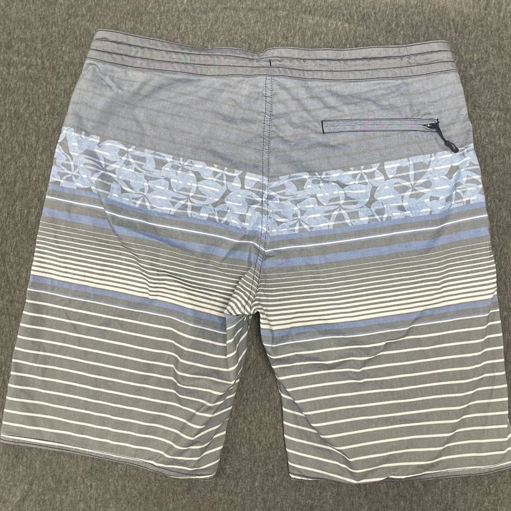 Roundtree & Yorke Swim Trunks Striped Board‎ Shorts Swimwear Blue Gray Size 34